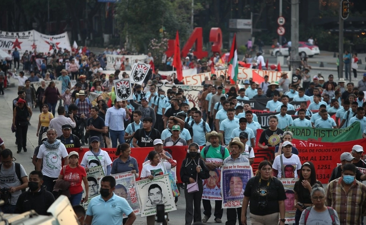 Familiares de los 43 normalistas exigen a AMLO reunión antes del 2 de junio